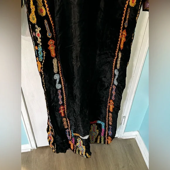 Vintage Velvet Traditional Palestinian Thobe - Picture 4 of 11